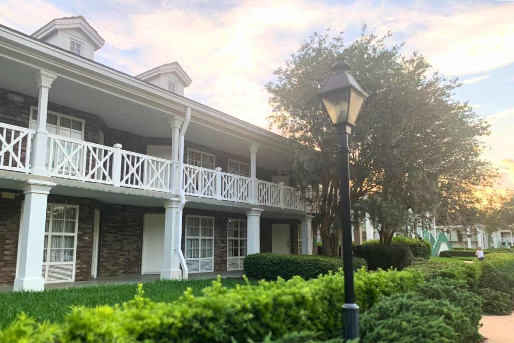 Exterior view of Magnolia Bend building hotel rooms